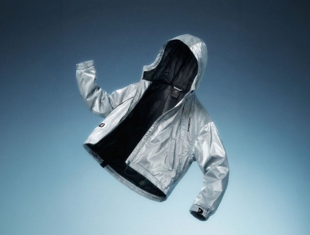 뉴발란스키즈, 광택·실루엣 돋보이는 ‘에어 글로시 바람막이’ 눈길  1836-Image